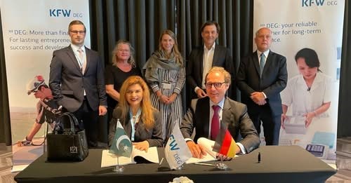 Aerial view of a community with solar panels installed on rooftops, representing the World Bank grant for solarizing homes